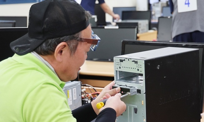 障害者の法定雇用率を段階的に引き上げへ