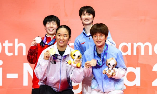 韓国、バドミントン女子シングルス・ダブルスで優勝 クラッシュでも金