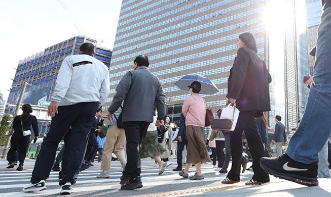 秋夕の連休が終り出勤する市民たち