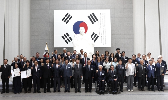 １５日、光化門で大統領の国民任命式