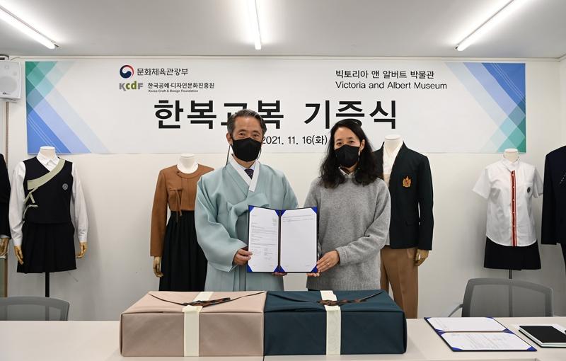 記念撮影する韓国工芸デザイン文化振興院の金泰勳院長（左）と英国・ヴィクトリア&アルバート博物館の首席展示企画者ロジャリー・キム氏＝１６日、ソウル、韓国工芸デザイン文化振興院