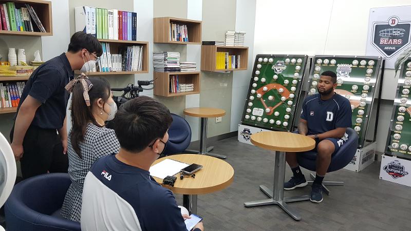 去年７月、韓国で活躍する外国人野球選手にインタビューするイ・ギョンミ記者の様子