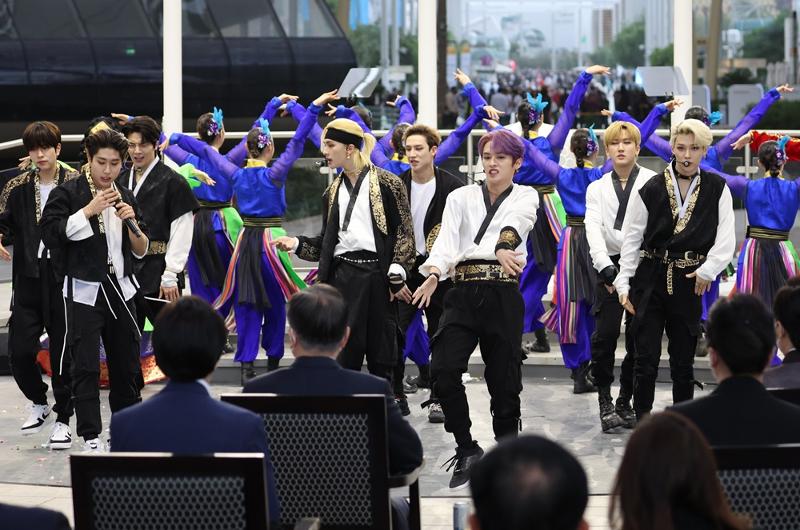 ドバイ万博で開かれた「韓国の日」行事で、アイドルグループStray Kidの公演を見る文在寅大統領夫妻＝１６日、アラブ首長国連邦・ドバイ、聯合ニュース