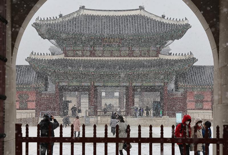 雪が降っている景福宮・興礼門の様子