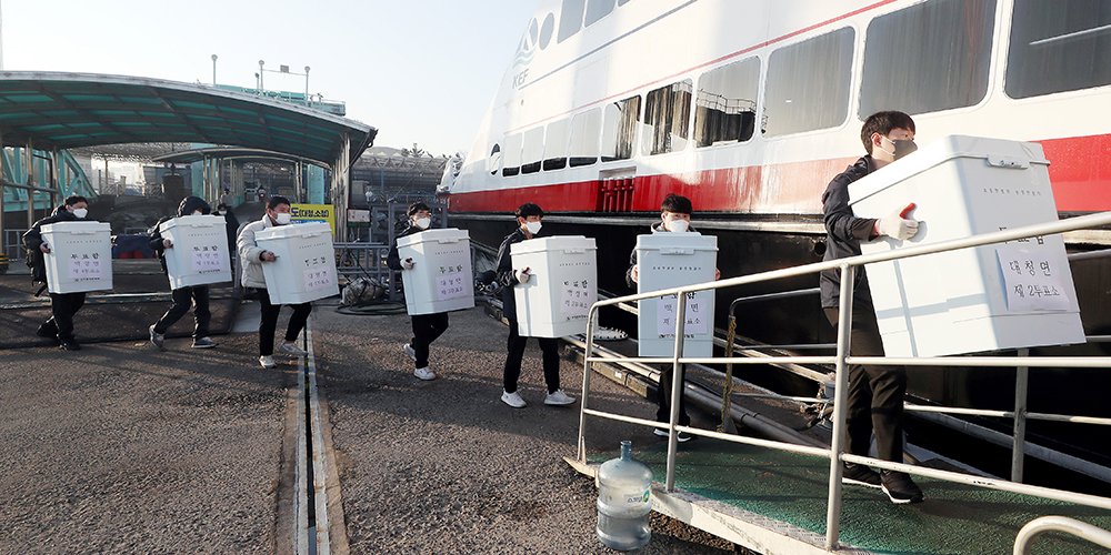 ３日の午前、仁川港の旅客船ターミナルで選挙管理委員会の関係者らが第２０代大統領選の投票箱を白ニョン島に向かう旅客船に載せるために運んでいる。