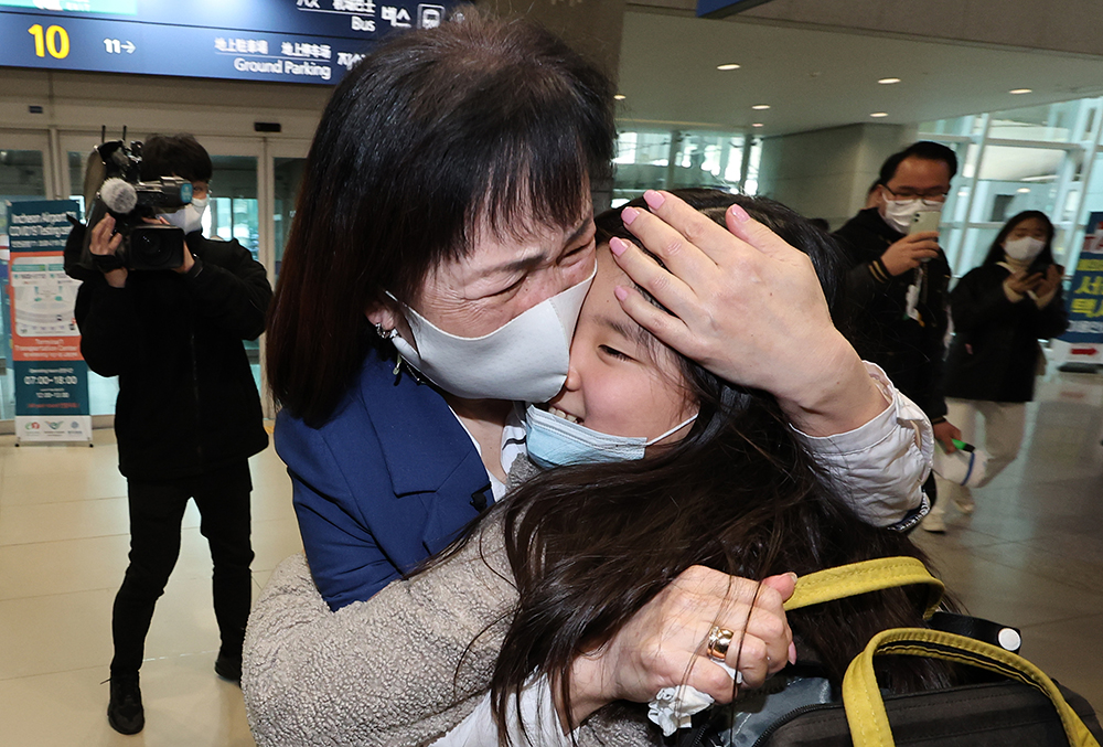 ウクライナ出身の高麗人同胞ナム・アニタちゃんが２２日の午前、仁川国際空港から入国し、祖母のナム・ルイジャ氏とハグしている。ウクライナから脱出してハンガリー・ブダペストで待機していたアニタちゃんは、光州にある「高麗人の町」の支援を受け、韓国入りした。「高麗人の町」にはウクライナ出身の同胞２５０人あまりが住んでいる。 