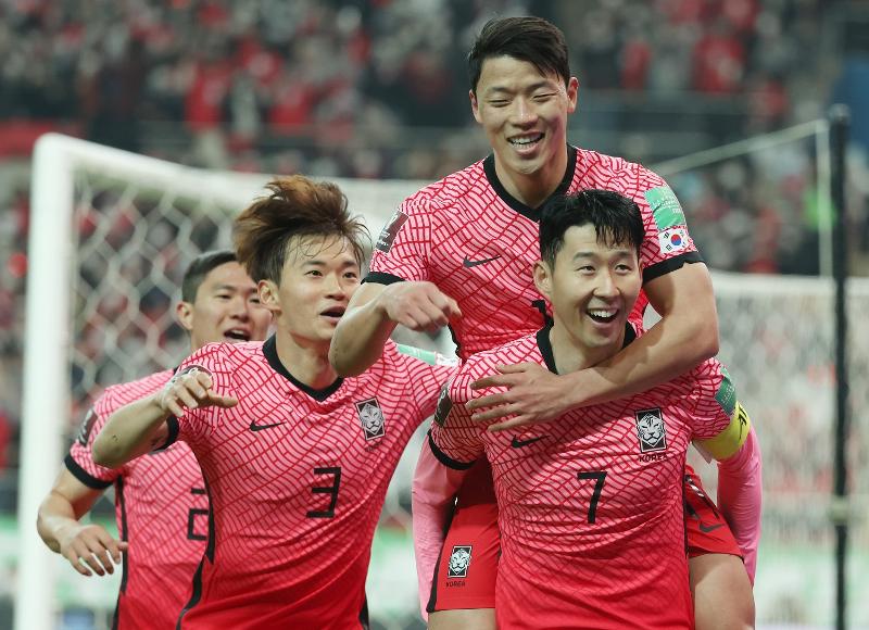 先制ゴールを決めて喜ぶ韓国の選手たち＝２４日、ソウル、聯合ニュース