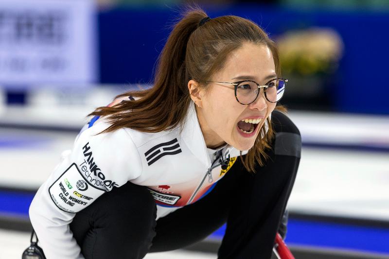カーリング女子世界選手権の決勝でチームのメンバーらに大声で指示を出すキム・ウンジョン選手＝２７日、カナダ・プリンスジョージ、聯合ニュース