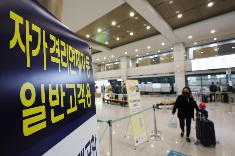 ▲ 중앙방역대책본부는 1일부터 백신 접종을 완료하고 해외에서 국내로 입국한 사람은 자가격리를 면제하기로 했다. 사진은 지난달 21일 인천국제공항 제1터미널 입국장에 '자가격리면제자 등 일반고객용 버스 안내문'이 놓여 있다. 연합뉴스