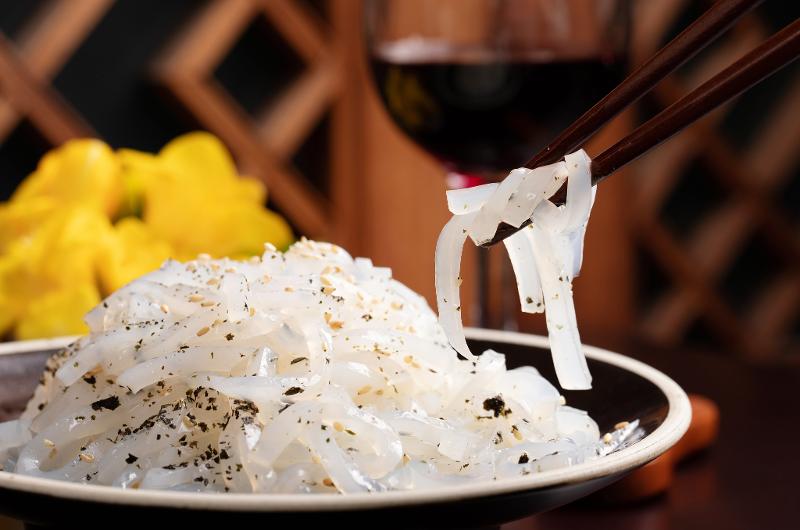 Bokbunjaju (raspberry wine) with Gaeseong-style mukmuchim (mung bean jelly salad)