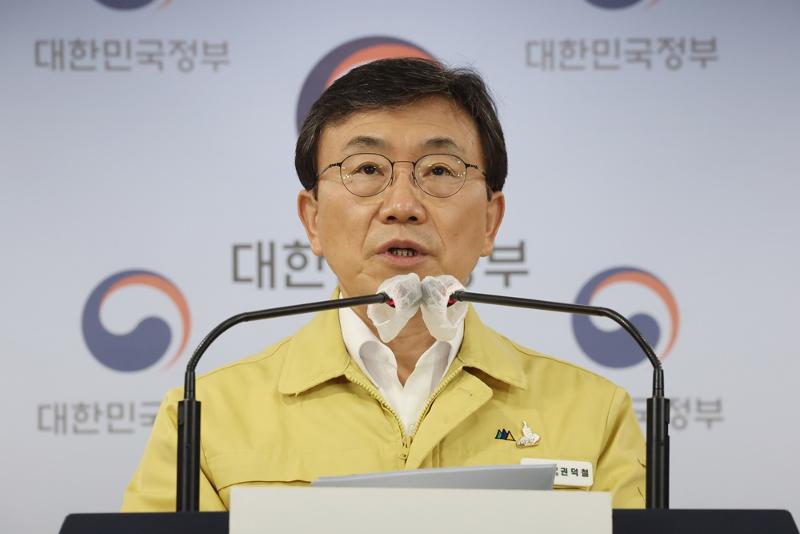 緩和された防疫措置について発表する保健福祉部の権德喆長官＝１日、ソウル、聯合ニュース