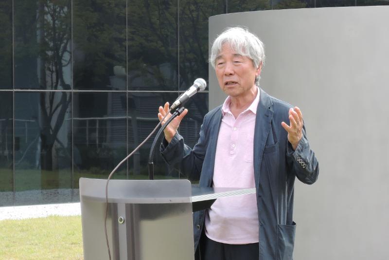 ２０１６年９月３日、釜山私立美術館で開かれた新作除幕式で作品について説明する李禹煥作家＝聯合ニュース