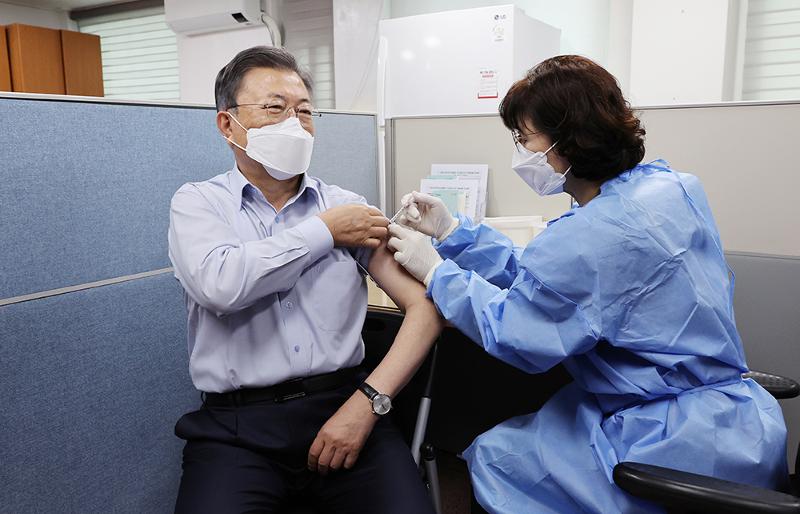 韓国で新型コロナウイルスワクチンの４回目の接種が６０歳以上を対象に始まったことを受け、文在寅大統領が２５日、ソウル・鍾路区の保健所で接種を受けている。