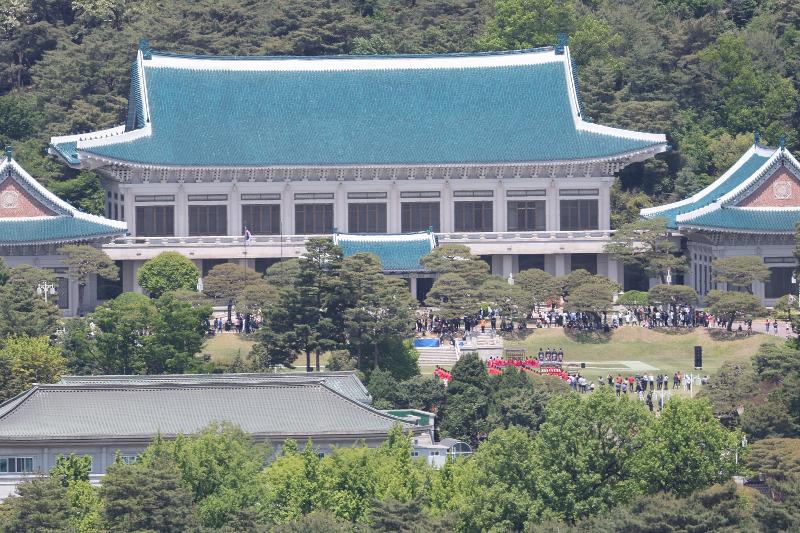 多くの市民が訪れた青瓦台の様子＝１０日、ソウル