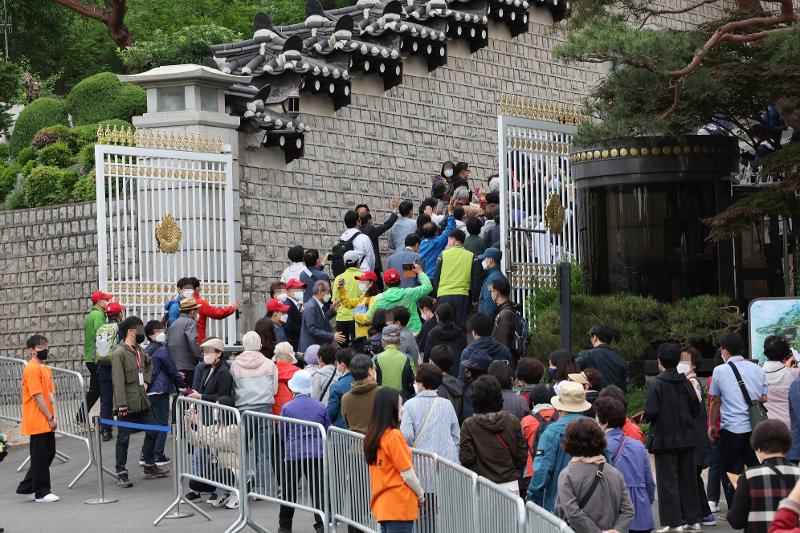 青瓦台から北岳山へ向かう登山道。午前７時から午後７時まで、事前予約なしに誰もが利用できる＝１０日、ソウル