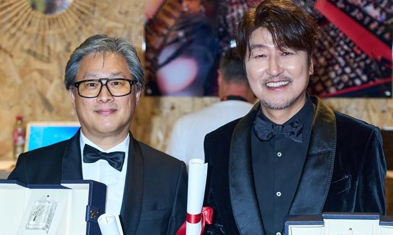 第７５回カンヌ国際映画祭で監督賞を受賞したパク・チャヌク監督（左）と、男優賞を受賞したソン・ガンホ＝２８日、フランス・カンヌ、CJ ENM Movieフェイスブック