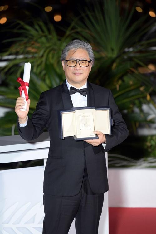 第７５回カンヌ国際映画祭で監督賞を受賞した後、記念撮影するパク・チャヌク監督＝２８日、フランス・カンヌ、CJ ENM Movieフェイスブック