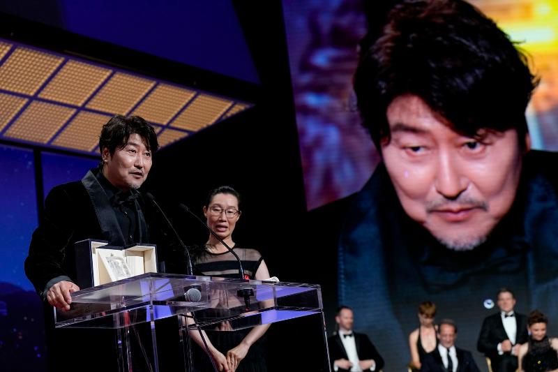 第７５回カンヌ国際映画祭で男優賞を受賞した俳優ソン・ガンホ＝２８日、フランス・カンヌ、聯合ニュース