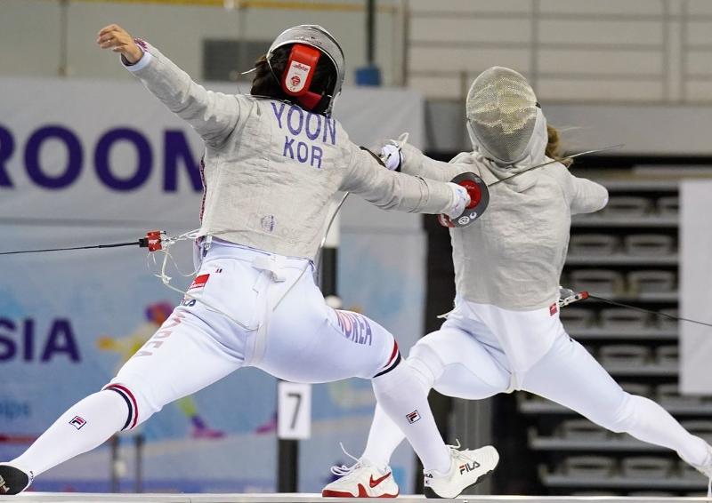 ２０２２アジア選手権大会の試合で日本選手と対決するユン・ジス選手（左）＝１５日、ソウル