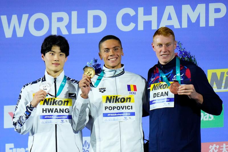 世界水泳選手権大会・男子２００メートル自由形で銀メダルを獲得したファン・ソヌ（左）、金メダルのダビッド・ポポビッチ（中）、銅メダルのトム・ディーン＝２０日、ハンガリー・ブダペスト、聯合ニュース