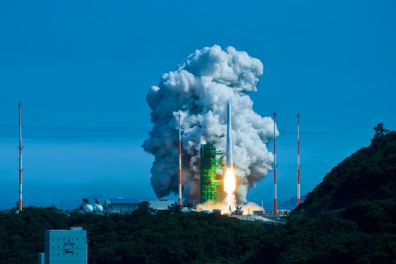 羅老宇宙センターから打ち上げられた韓国国産ロケット「ヌリ号」=韓国航空宇宙研究院＝２１日、羅老宇宙センター、科学技術情報通信部