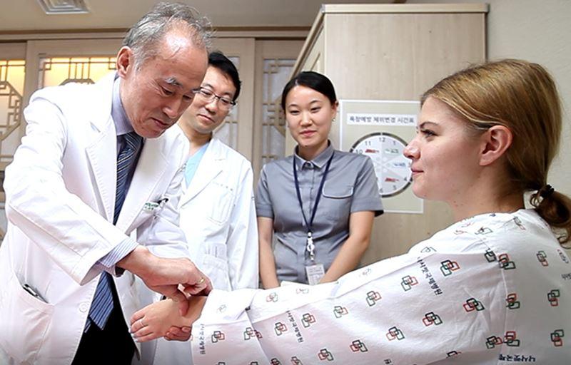 外国人患者が仁川にある国際病院で診療を受けている様子＝仁川観光公社