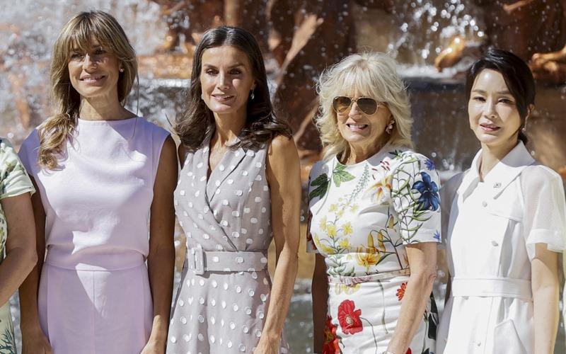 北大西洋条約機構（ＮＡＴＯ）首脳会議の配偶者向けプログラムに参加し、記念撮影する金建希夫人（右）＝２９日、スペイン、聯合ニュース