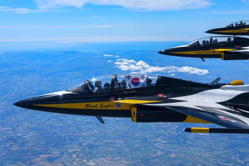 RIAT２０２２で飛行する韓国空軍の特殊飛行チーム「ブラック・イーグルス」