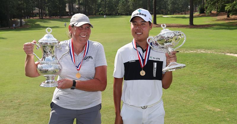 全米障害者オープンゴルフ選手権大会で優勝し、記念写真を撮るイ・スンミン（右）＝２０日（現地時間）、米ノースカロライナ州