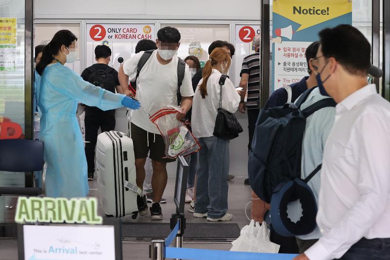仁川国際空港の第１旅客ターミナルにある入国者新型コロナウイルス検査センター。海外からの入国者で混んでいる様子＝２４日、仁川国際空港、聯合ニュース