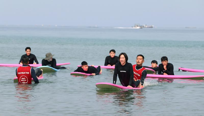 ▲ 인구해변에서 사람들이 서핑을 배우고 있다. 이준영 기자