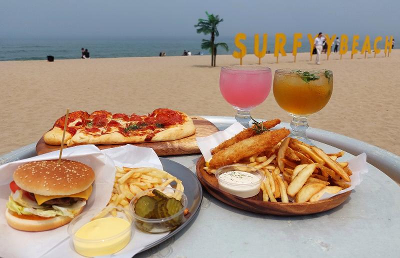 ▲ 서피비치 선셋바에서 다양한 칵테일과 피자, 햄버거, 피시앤드칩스 등을 맛보며 이국적인 분위기를 즐길 수 있다. 퍼흐 아나이스 기자