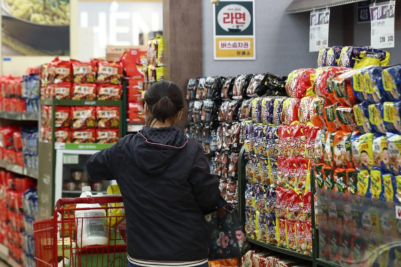 ソウルの大型スーパーで販売されている即席麺＝聯合ニュース