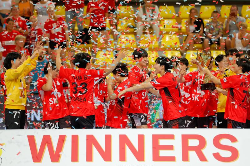 優勝して喜ぶ韓国代表チーム＝１０日（現地時間）、北マケドニア