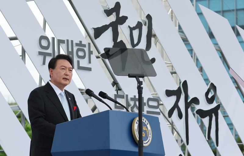光復節の記念式典で演説する尹錫悦大統領＝１５日、ソウル、聯合ニュース