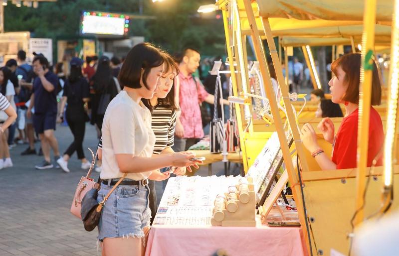 ２０１９年に開催された夜市の風景