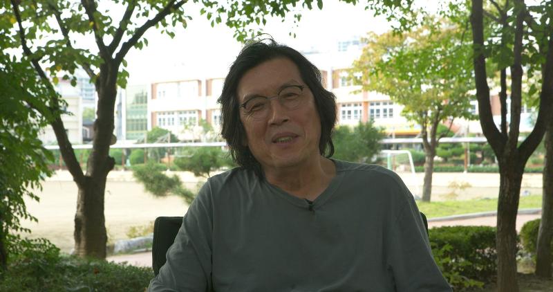 ▲ ‘이창동: 아이러니의 예술’에서 이창동 감독이 자신이 졸업한 초등학교에서 유년 시절을 회상하는 장면. 