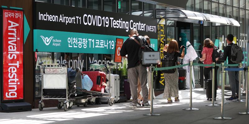 仁川国際空港の新型コロナ検査センターの風景＝１６日、仁川、聯合ニュース