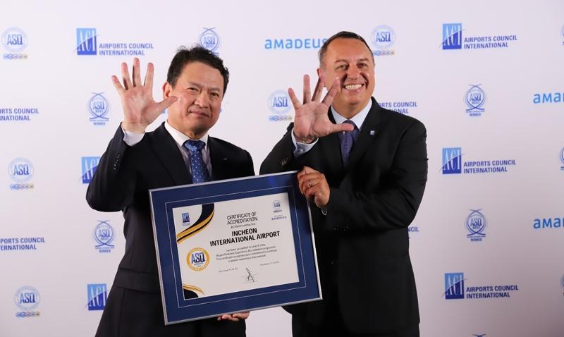 ポーランドのクラクフ航空博物館で開かれたＡＣＩ国際イベントで５つ星を授与された仁川国際空港公社の金景旭社長（左）＝１４日（現地時間）、ポーランド、仁川国際航空公社