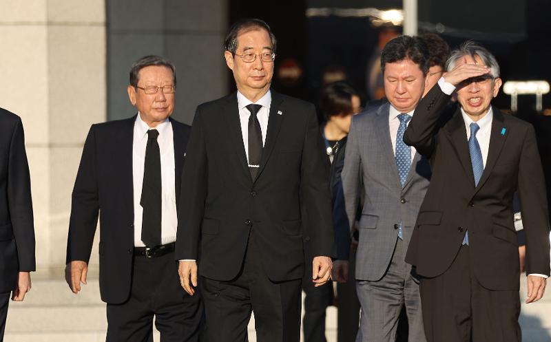 安倍晋三元首相の国葬に出席するため、ソウル空港を出発する韓悳洙国務総理（左から２番目）＝２７日、京畿道・城南、聯合ニュース