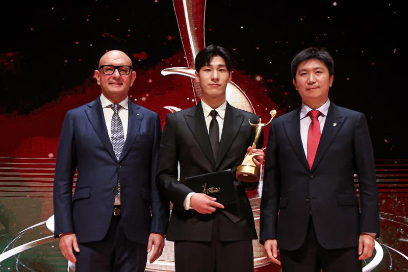 北京冬季オリンピックの最優秀男子選手賞に選ばれた黄大憲（中）＝１９日、ソウル