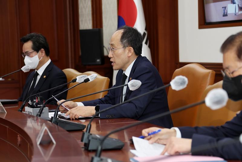 ▲経済副総理兼企画財政部長官を務める秋慶鎬（チュ・ギョンホ）氏は１日、政府ソウル庁舎で非常経済長官会議を開いて「新成長輸出動力」の推進計画を発表した。