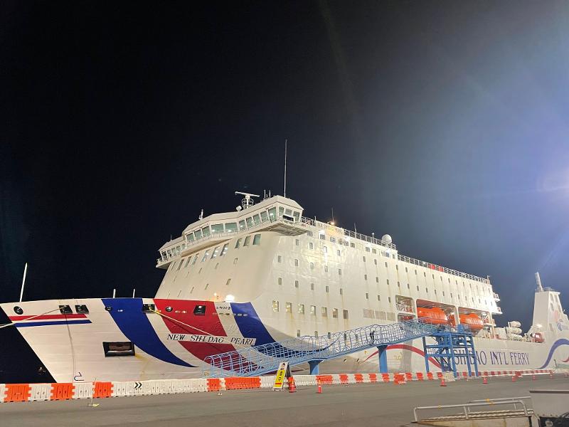 １日の夜、慶尚北道・浦項市の港に停泊している大型クルーズ船「NEW SHIDAO PEARL」。浦項と鬱陵島を結ぶ１万９９８８トン級のクルーズ船で、１２００人まで乗ることができる。毎日１回、浦項からは夜１１時５０分、鬱陵島からは昼１２時３０分に出発する。運賃は６万６５００ウォン（約６９００円）～８０万３０００ウォン（約８万３２００円）。浦項と鬱陵島を結ぶ旅客船は、このクルーズを含めて１日３回運航する。乗船の際、身分証明書がなければならない。KOREA.net記者と名誉記者たちは１日の午後、ソウル駅で待ち合わせし、KTX（高速鉄道）で２時間３０分を走って浦項駅に着いた＝キム・ソナ撮影
