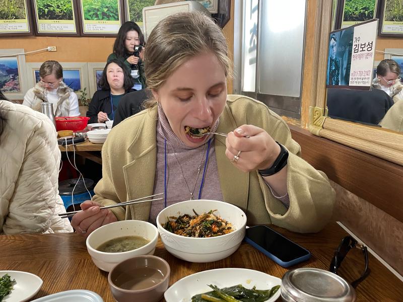 ウクライナ出身のIuliia Mogylko-Song氏が２日の午前、鬱陵島での初の食事をしている。メニューはビビンパ。鬱陵島産のナムルがいっぱい入っている。鬱陵島のナムルは、雪が多くて初春にも雪の中で芽生え、独特な香りがする＝キム・ソナ撮影