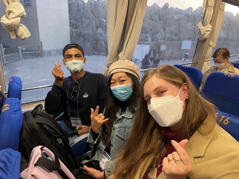 ３日の午前７時２０分。鬱陵島から独島へ向かう船の中で楽しみにしている名誉記者たち。左から、Khan Muhammad（パキスタン）、Waqus Olaga Kim（カザフスタン）、luliia Mogylko-Song＝キム・ソナ撮影 