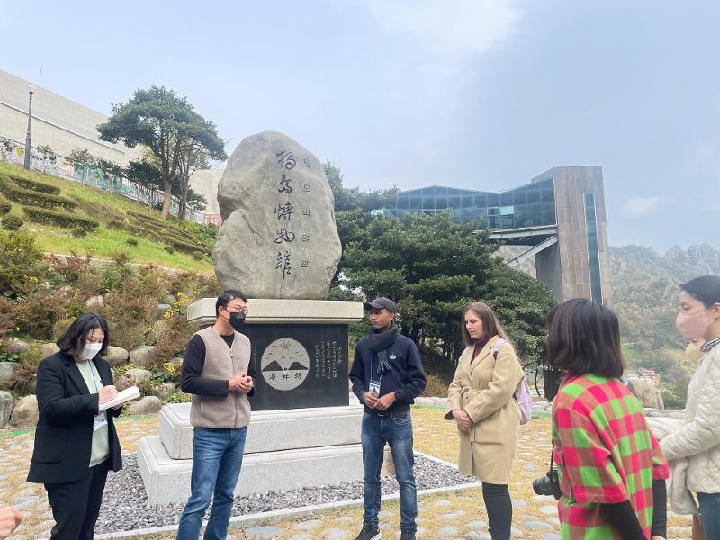 ３日午後、鬱陵島にある独島博物館を訪れた名誉記者たちが博物館の関係者から説明を聞いている。独島博物館は４つの展示室で構成されており、独島の歴史や独島守護活動など、様々な資料が展示されている＝キム・ソナ撮影