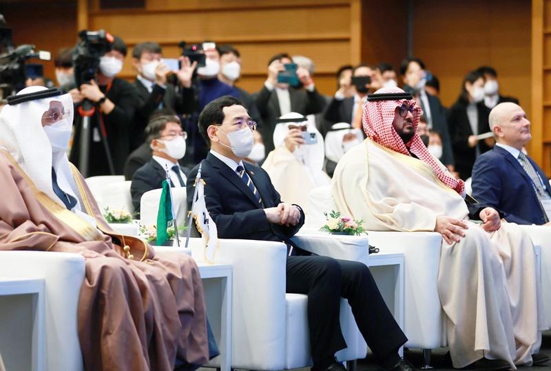 投資ファーラムに出席した韓国とサウジアラビアの関係者ら＝１７日、ソウル