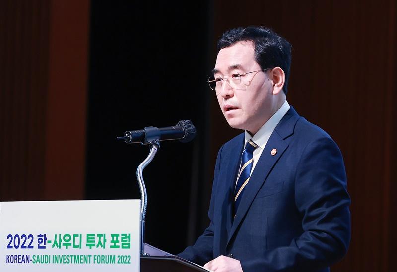 演説する、産業通商資源部の李昌洋長官 ＝１７日、ソウル