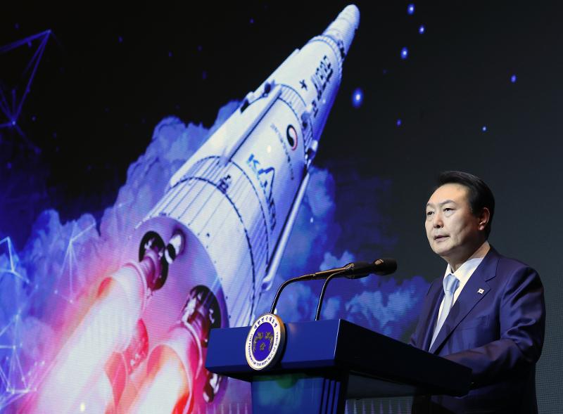 「宇宙経済ロードマップ」を発表する尹錫悦大統領＝２８日、ソウル、聯合ニュース
