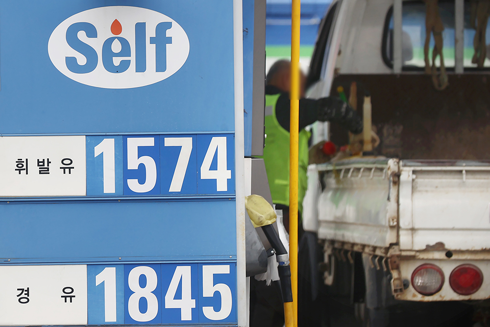 １２日、ソウル市内のガソリンスタンド。レギュラーガソリン価格（上）と軽油価格。